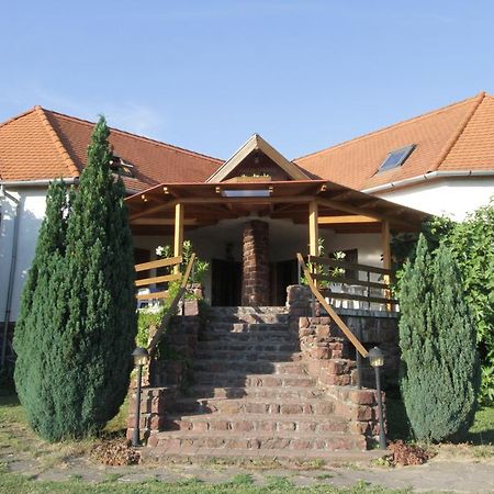 Voeroesko Apartmanhaz Ревфюлёп Экстерьер фото