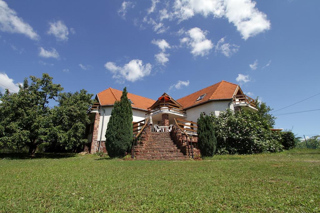 Voeroesko Apartmanhaz Ревфюлёп Экстерьер фото